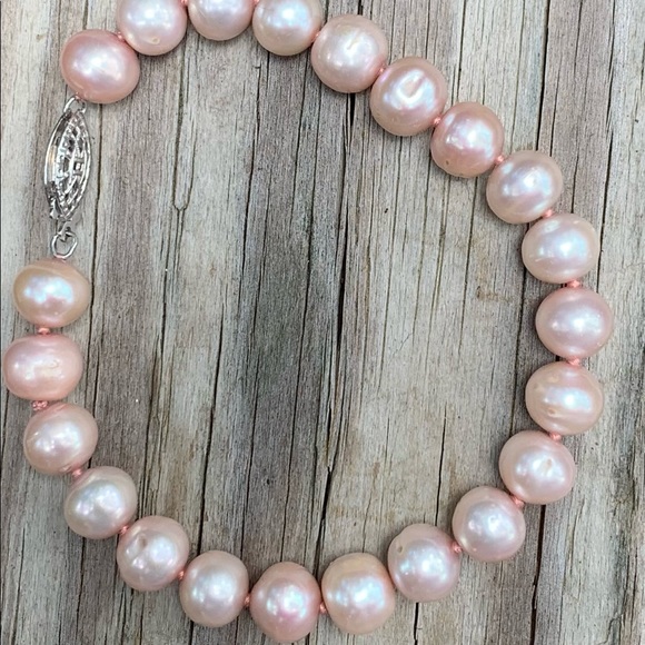 Pearl pink cultured bracelet dainty Pearl closure. Very nice. - Picture 7 of 9
